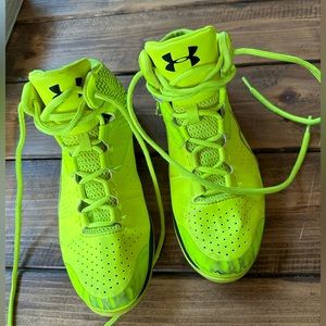 ❤️ 5/25 Under Armour Basketball Shoe